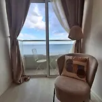 Lazuli Sea View Beachfront Nr 305 拉纳卡